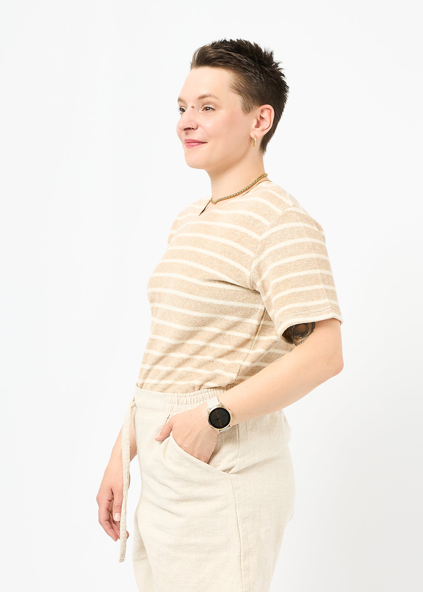 Melly trägt das Shirt Tara in Größe M und die Bermuda Shorts Leinen natur Größe M.
