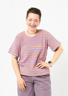 Melly trägt das Shirt Tara in Größe M und die Bermuda Shorts Leinen pflaume Größe M.