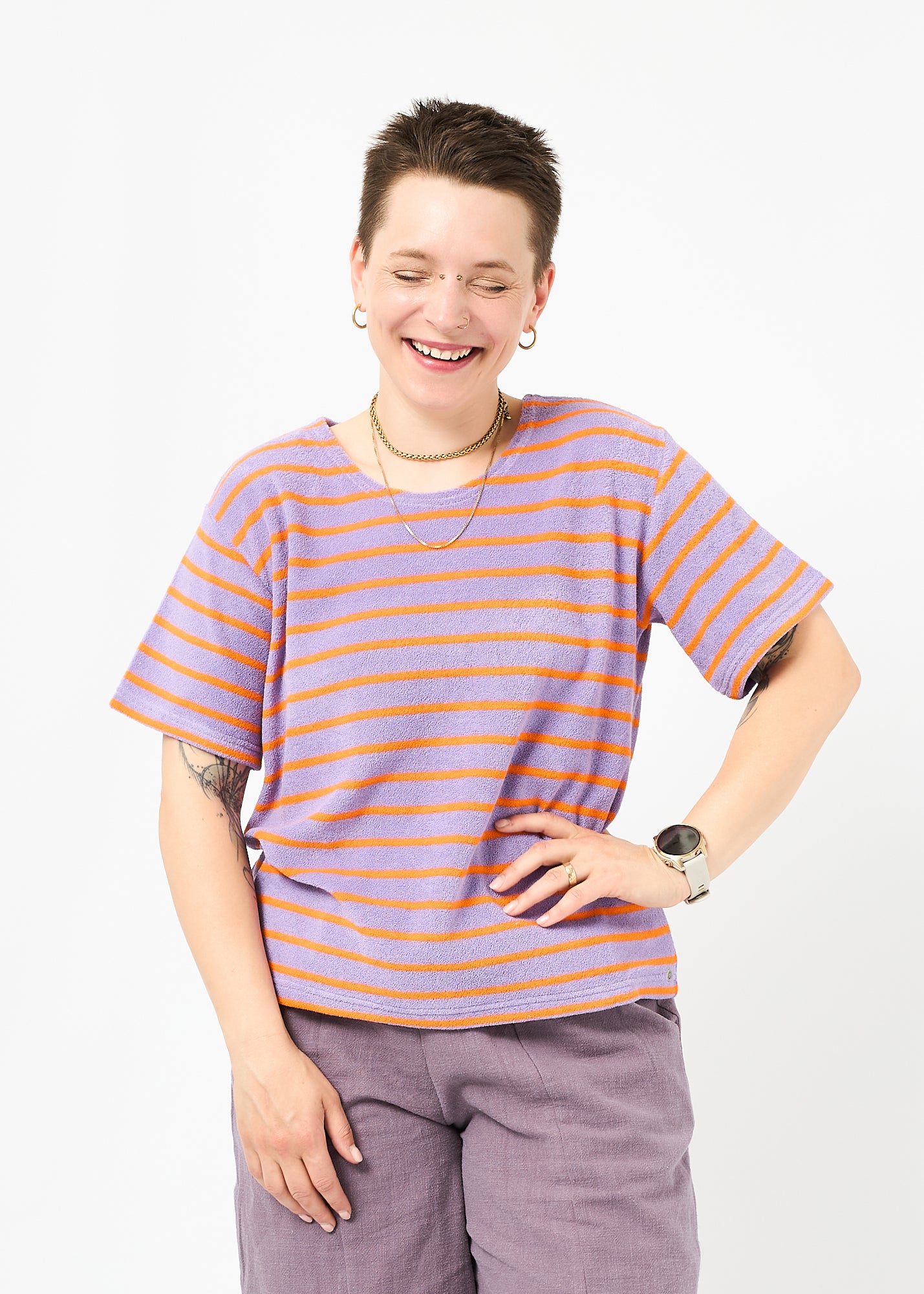 Melly trägt das Shirt Tara in Größe M und die Bermuda Shorts Leinen pflaume Größe M.