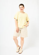 Melly trägt das Shirt Tara in Größe M und die Bermuda Shorts Leinen natur Größe M.