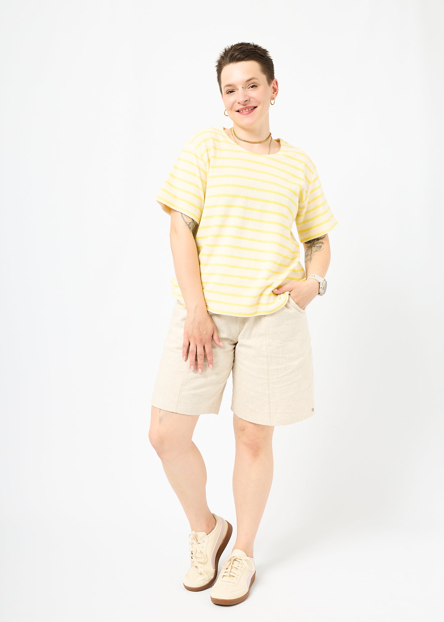 Melly trägt das Shirt Tara in Größe M und die Bermuda Shorts Leinen natur Größe M.