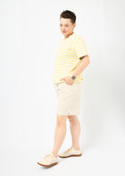 Melly trägt das Shirt Tara in Größe M und die Bermuda Shorts Leinen natur Größe M.