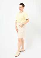 Melly trägt das Shirt Tara in Größe M und die Bermuda Shorts Leinen natur Größe M.