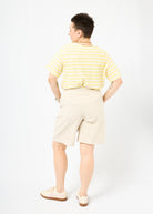 Melly trägt das Shirt Tara in Größe M und die Bermuda Shorts Leinen natur Größe M.