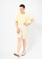 Melly trägt das Shirt Tara in Größe M und die Bermuda Shorts Leinen natur Größe M.