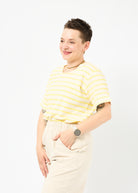 Melly trägt das Shirt Tara in Größe M und die Bermuda Shorts Leinen natur Größe M.