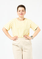 Melly trägt das Shirt Tara in Größe M und die Bermuda Shorts Leinen natur Größe M.