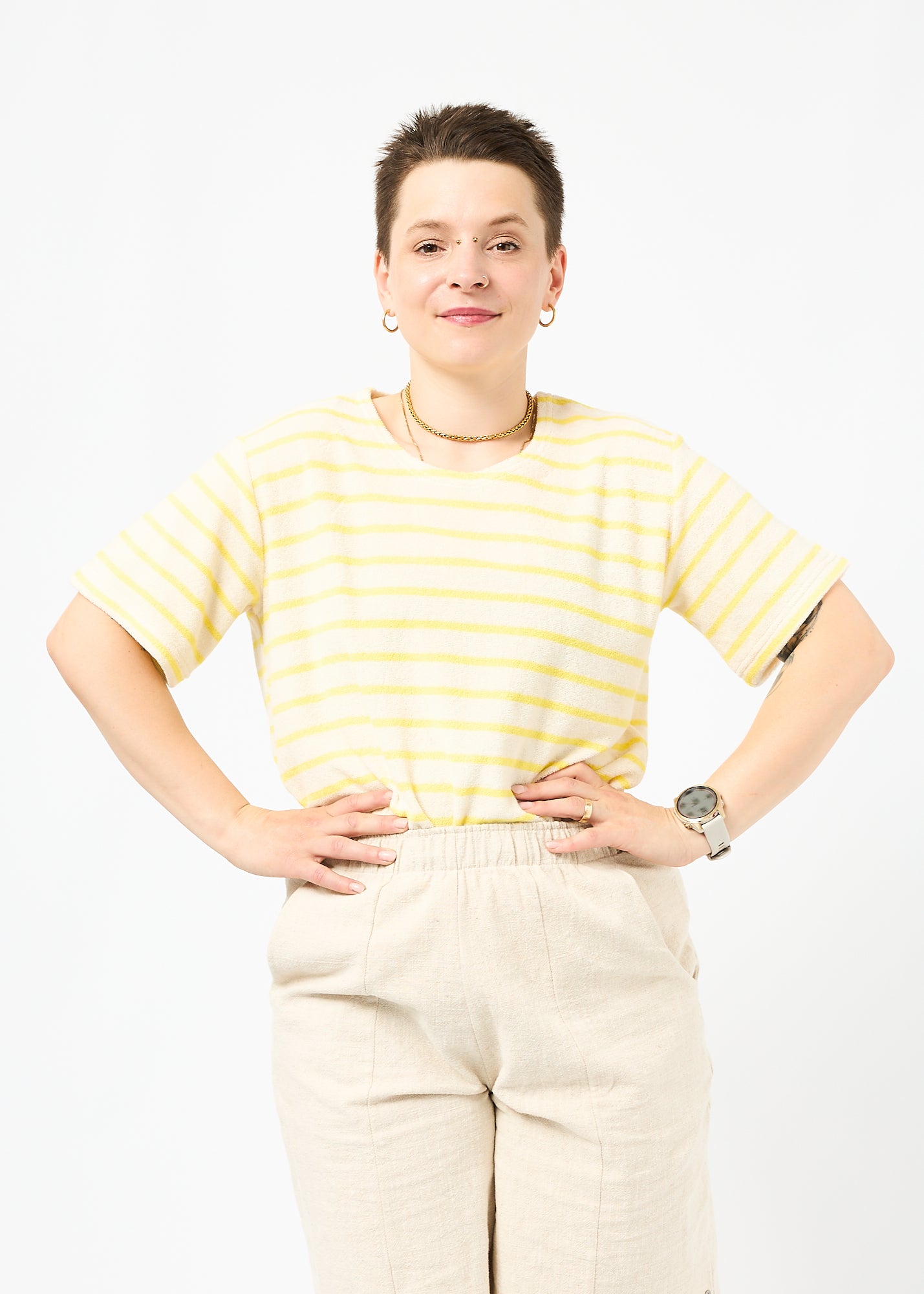 Melly trägt das Shirt Tara in Größe M und die Bermuda Shorts Leinen natur Größe M.