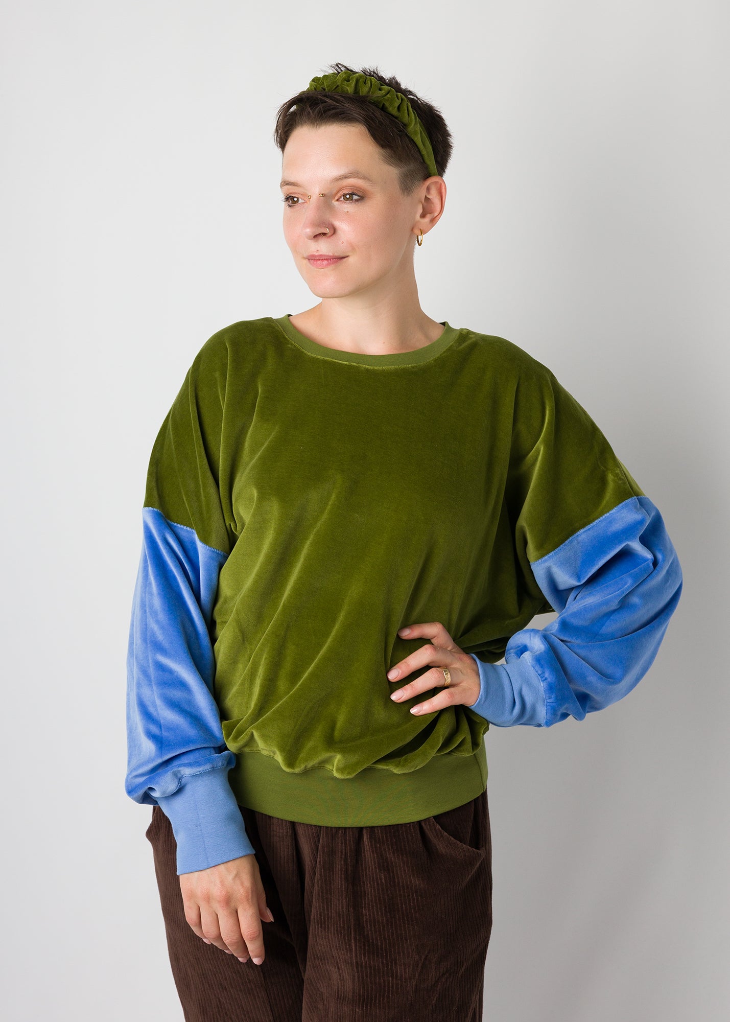 Melly trägt auf dem Foto 'Sophie' Größe S, Velvet Moosgrün/Himmelblau