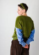 Melly trägt auf dem Foto 'Sophie' Größe S, Velvet Moosgrün/Himmelblau