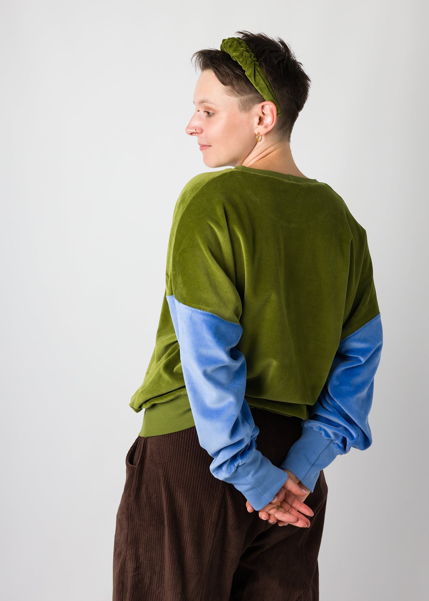 Melly trägt auf dem Foto 'Sophie' Größe S, Velvet Moosgrün/Himmelblau