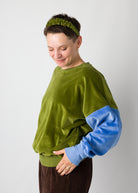 Melly trägt auf dem Foto 'Sophie' Größe S, Velvet Moosgrün/Himmelblau