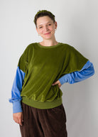 Melly trägt auf dem Foto 'Sophie' Größe S, Velvet Moosgrün/Himmelblau