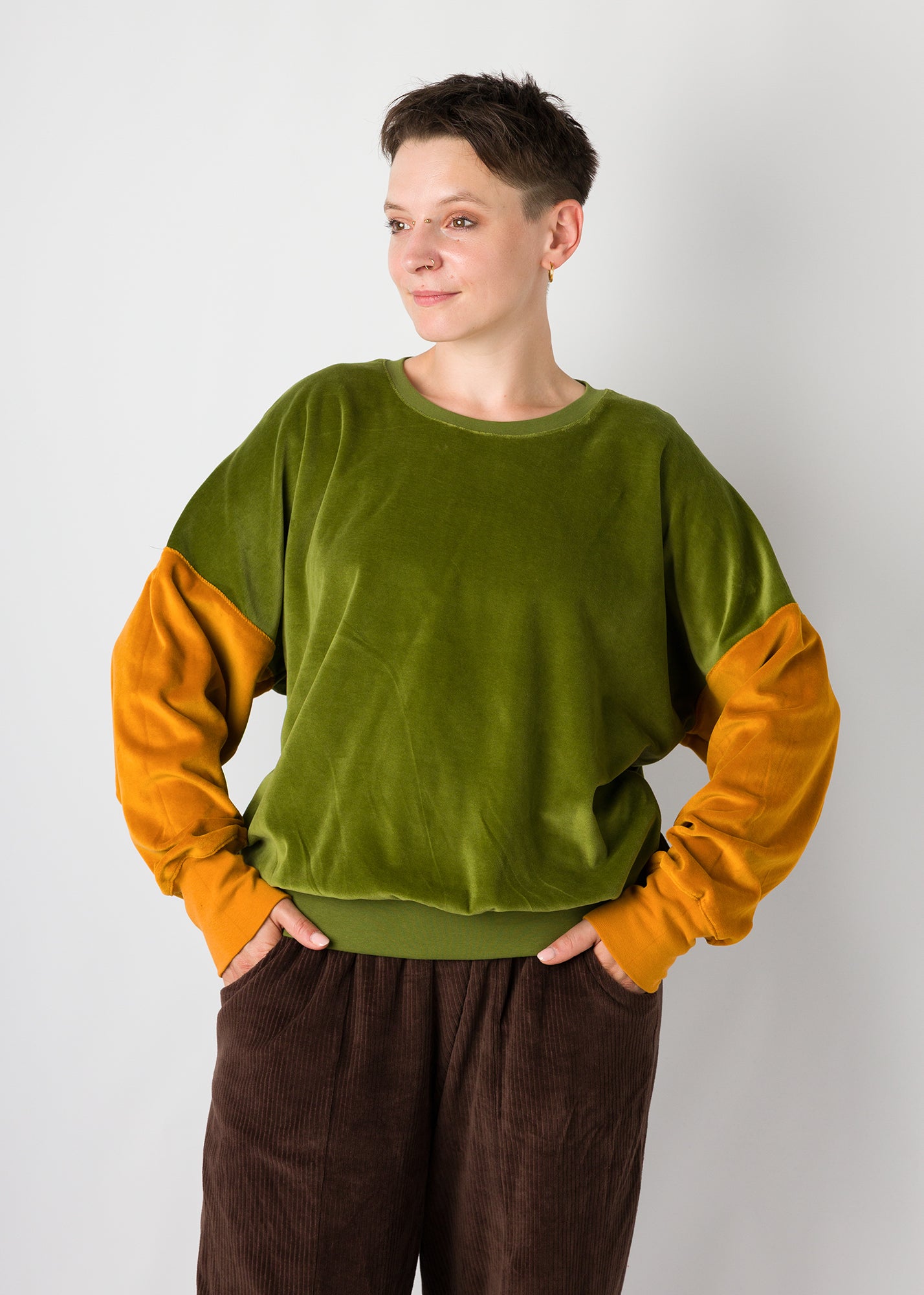 Melly trägt auf dem Foto 'Sophie' Größe S, Velvet Moosgrün/Karamell