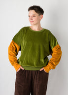 Melly trägt auf dem Foto 'Sophie' Größe S, Velvet Moosgrün/Karamell