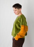 Melly trägt auf dem Foto 'Sophie' Größe S, Velvet Moosgrün/Karamell