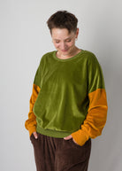 Melly trägt auf dem Foto 'Sophie' Größe S, Velvet Moosgrün/Karamell