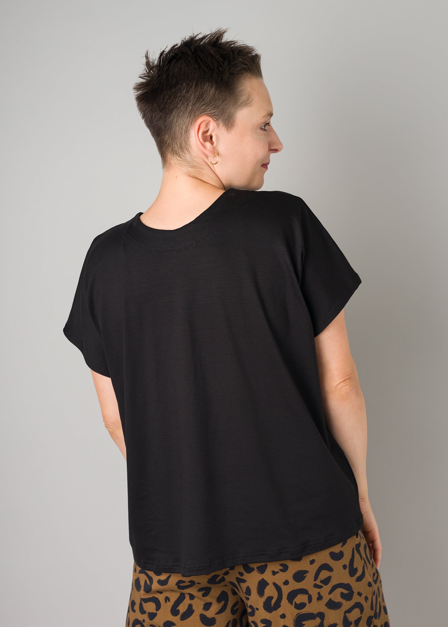 Melly trägt auf dem Foto 'Viviane' Größe S, Tenceljersey schwarz