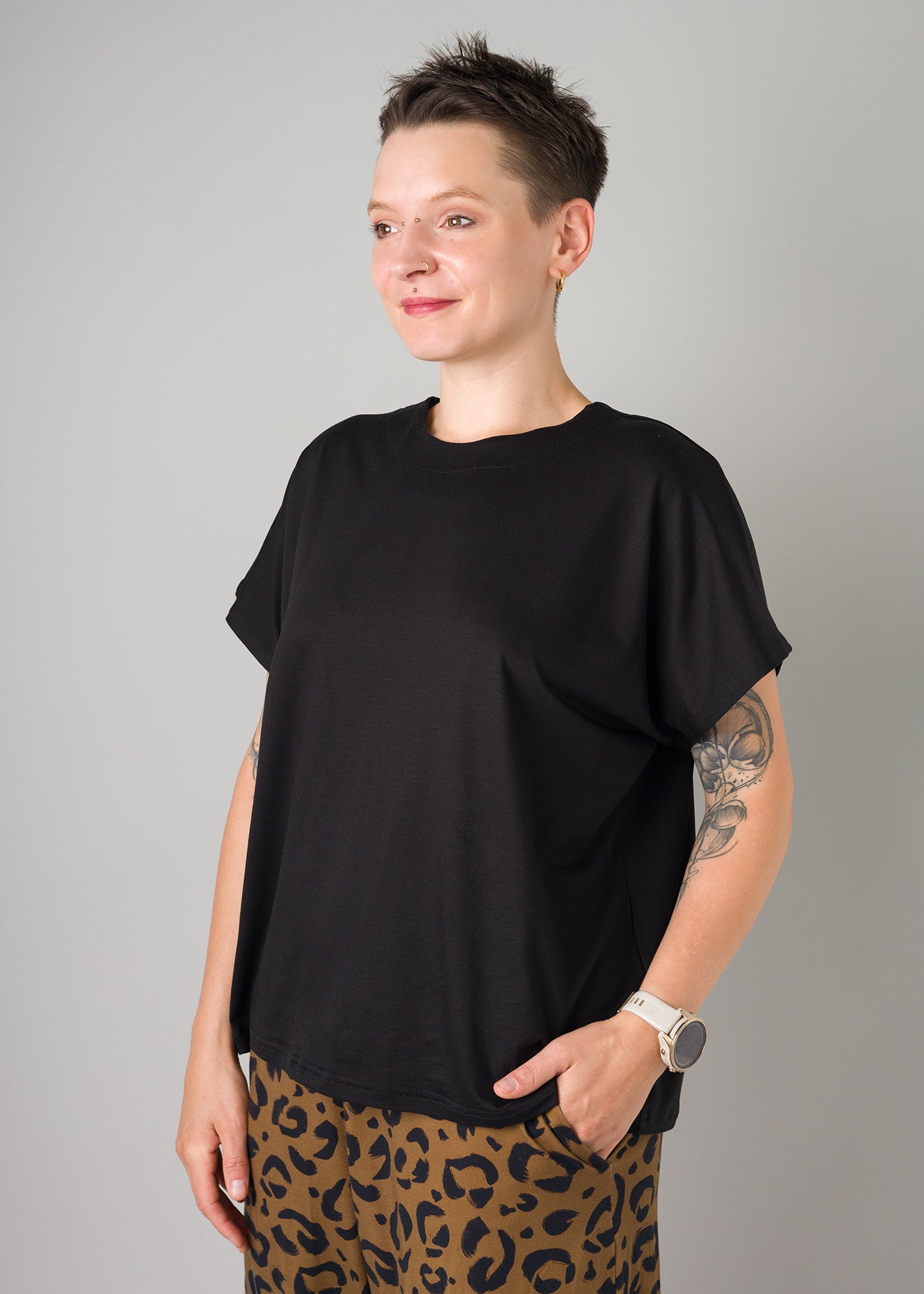 Melly trägt auf dem Foto 'Viviane' Größe S, Tenceljersey schwarz