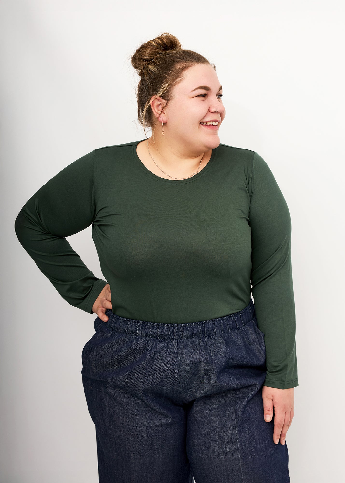 Vroni trägt hier Tenceljersey waldgrün in 3XL