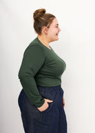 Vroni trägt hier Tenceljersey waldgrün in 3XL