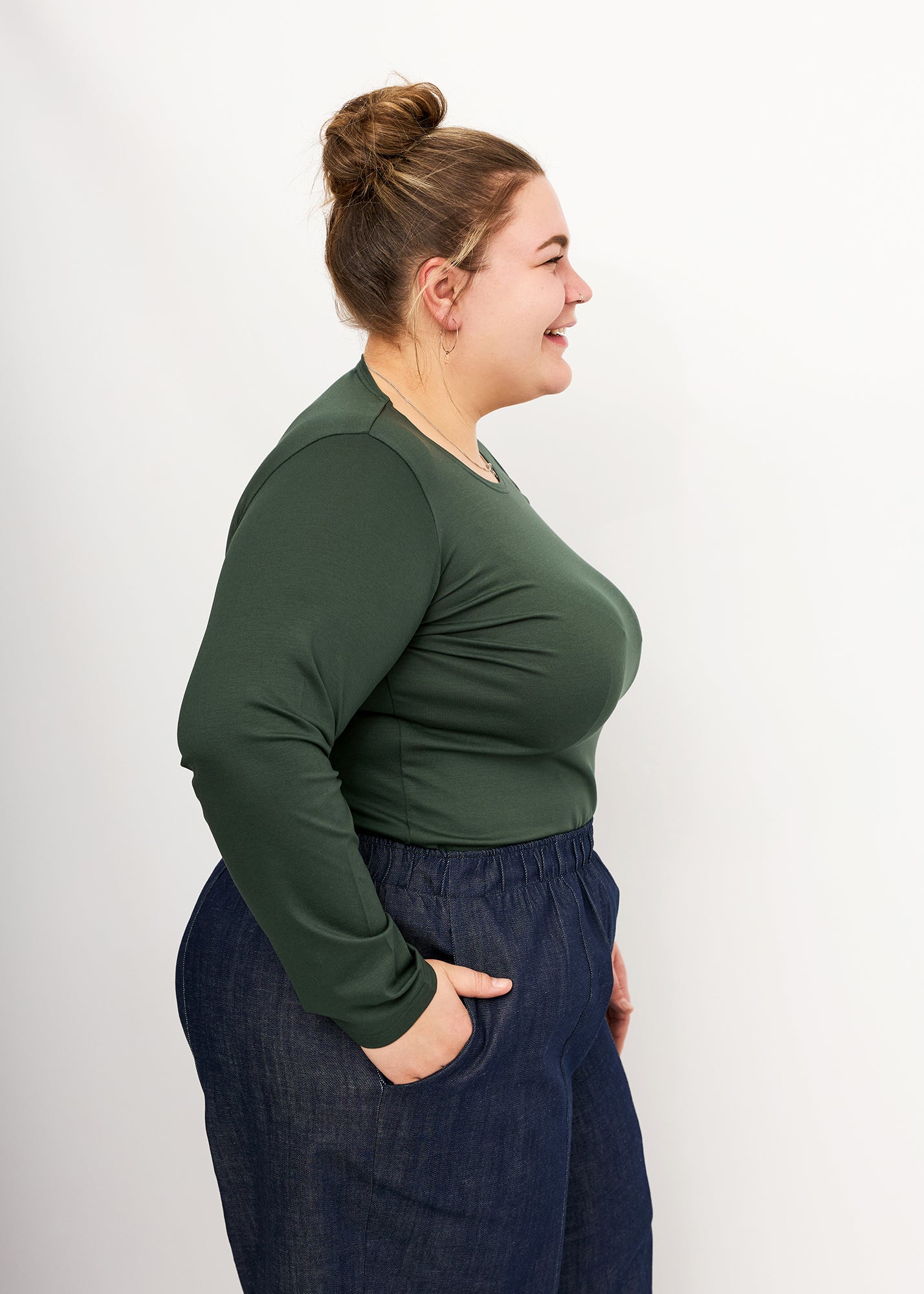 Vroni trägt hier Tenceljersey waldgrün in 3XL