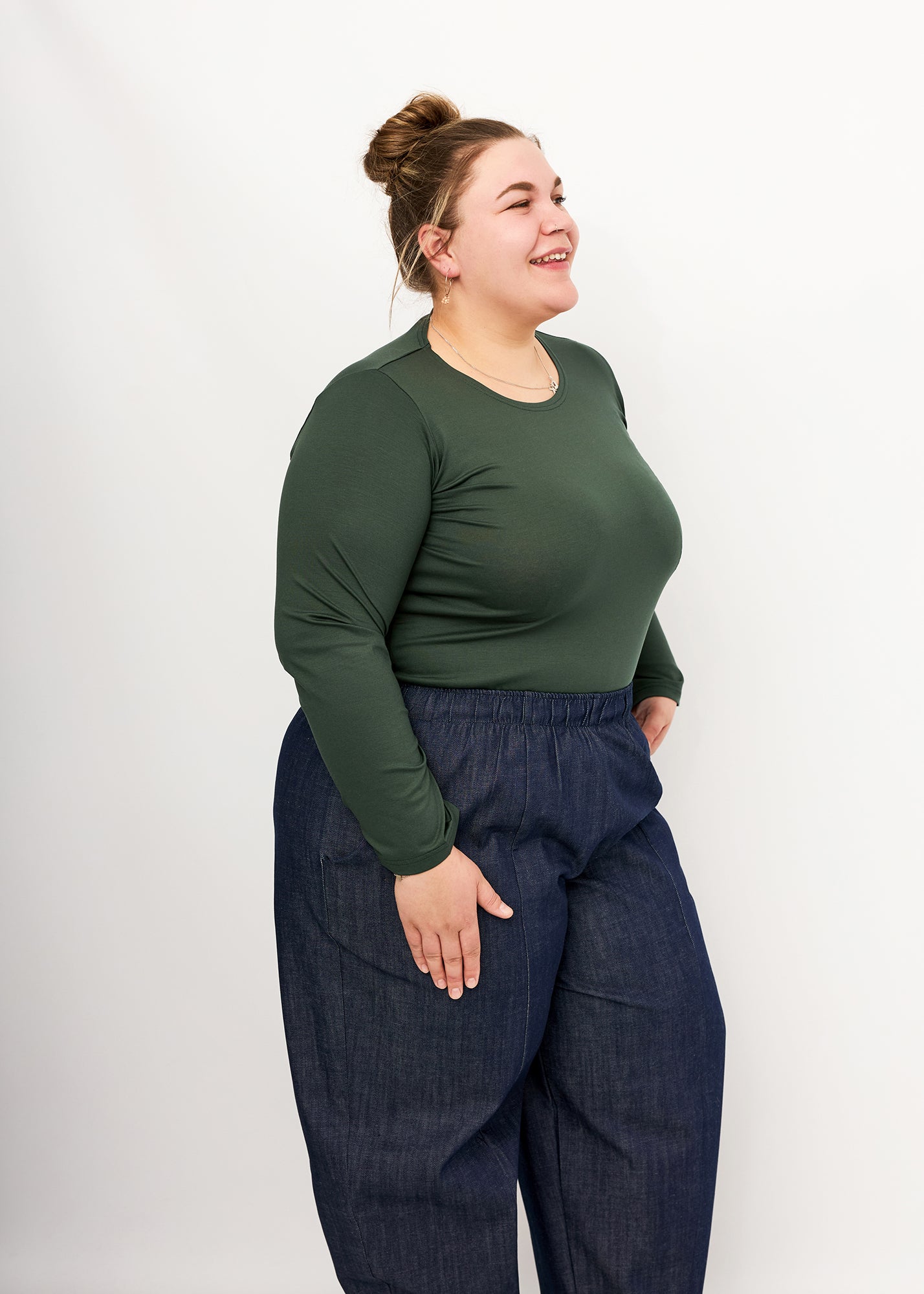 Vroni trägt hier Tenceljersey waldgrün in 3XL