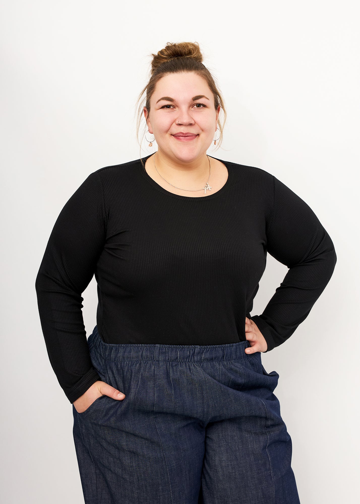 Vroni trägt hier Rippjersey schwarz in 3XL