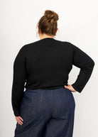 Vroni trägt hier Rippjersey schwarz in 3XL