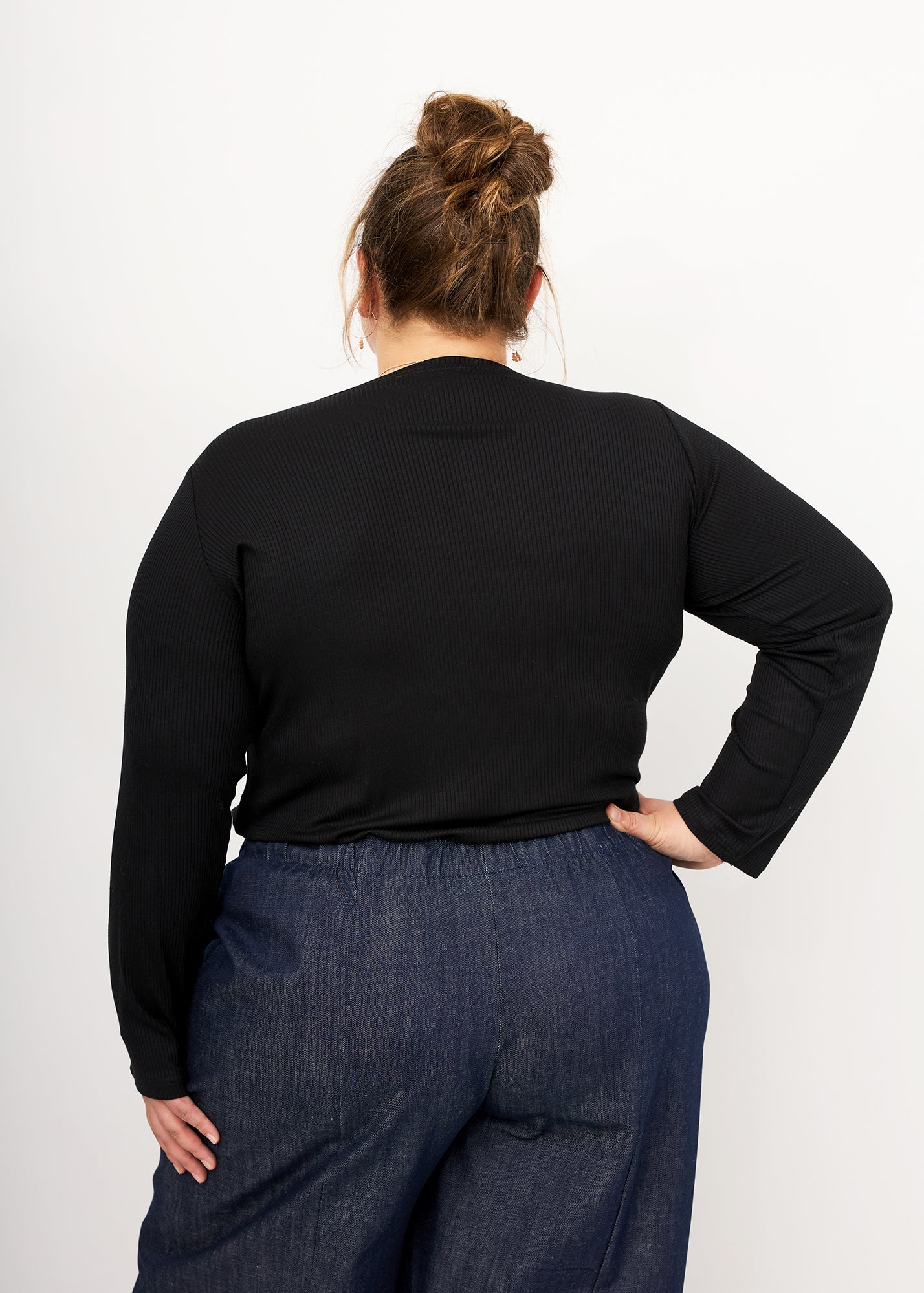 Vroni trägt hier Rippjersey schwarz in 3XL