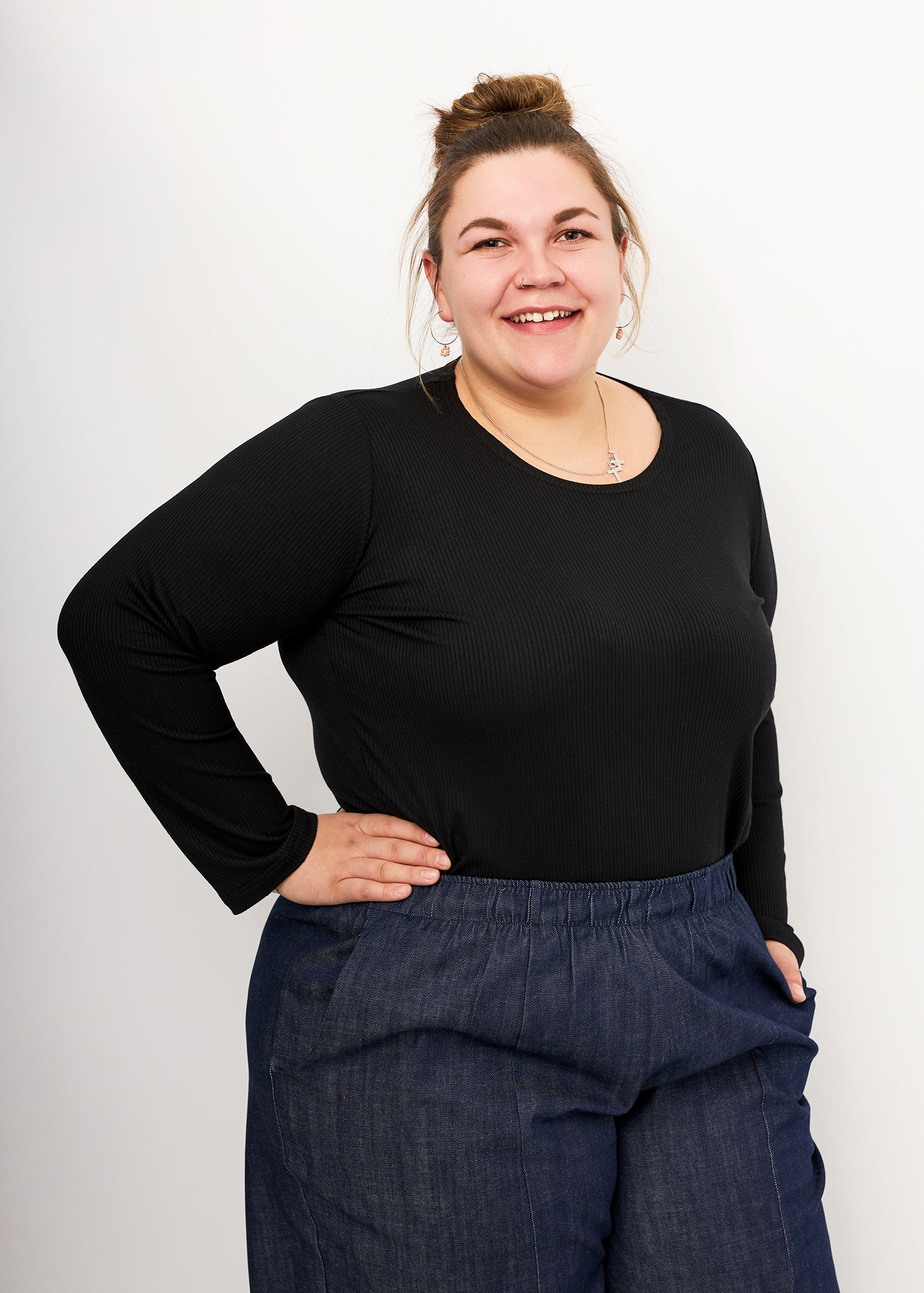 Vroni trägt hier Rippjersey schwarz in 3XL