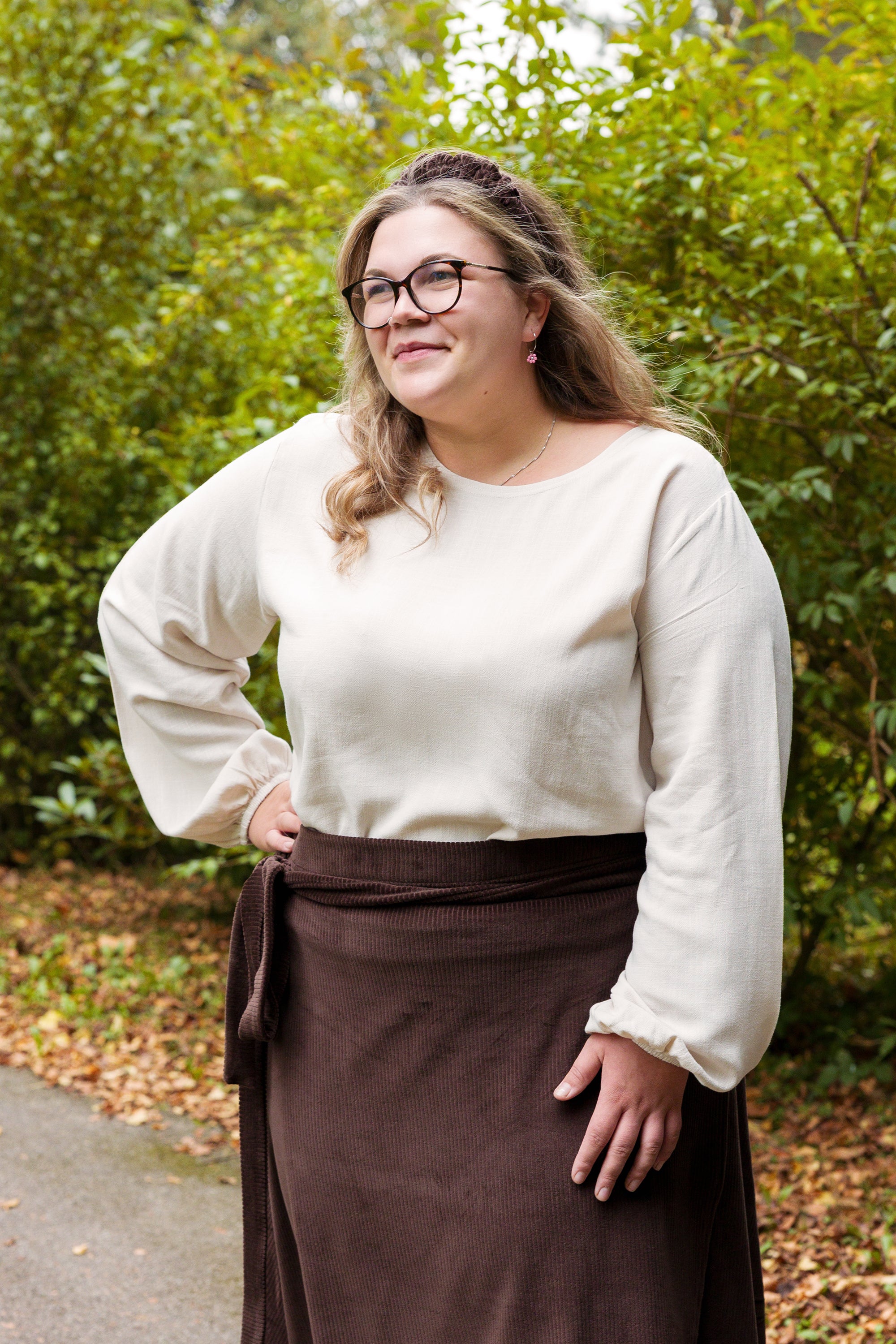 Vroni trägt auf dem Foto 'Greta' Größe 4XL, EcoVeroLeinen Ecru und 'Wanda Midi' Größe 4XL, Velvet-Cord braun