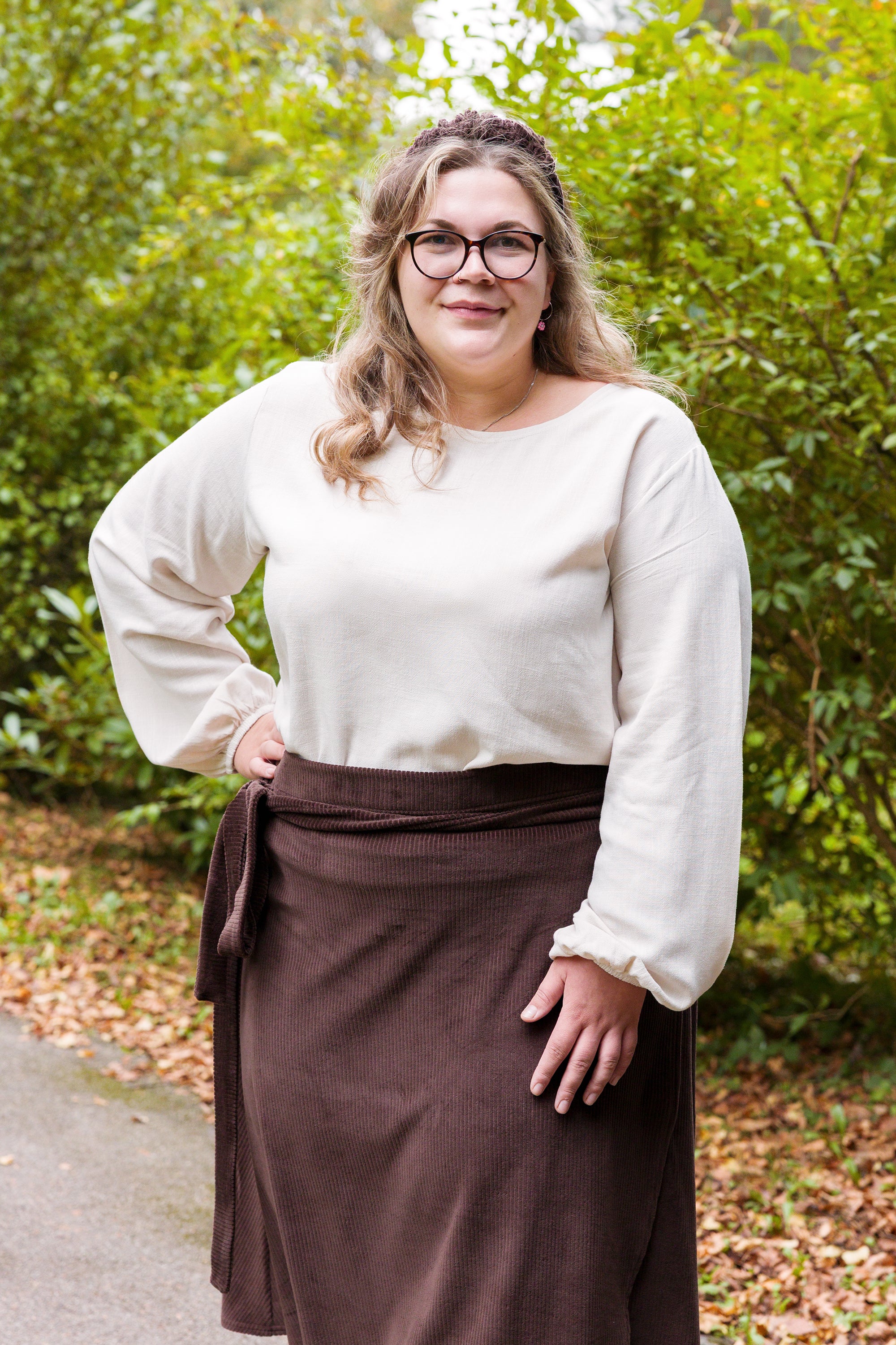 Vroni trägt auf dem Foto 'Greta' Größe 4XL, EcoVeroLeinen Ecru und 'Wanda Midi' Größe 4XL, Velvet-Cord braun