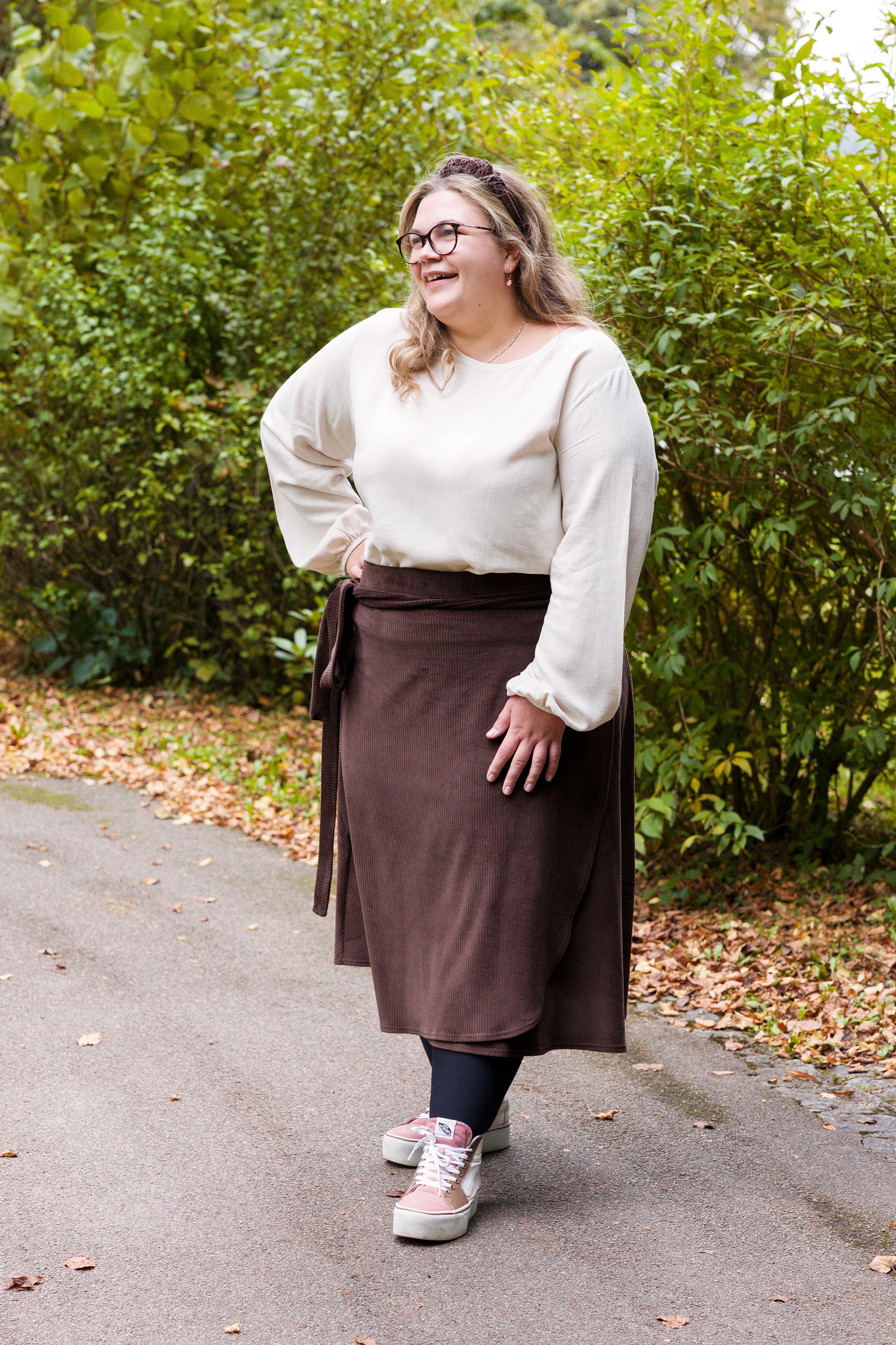 Vroni trägt auf dem Foto 'Greta' Größe 4XL, EcoVeroLeinen Ecru und 'Wanda Midi' Größe 4XL, Velvet-Cord braun