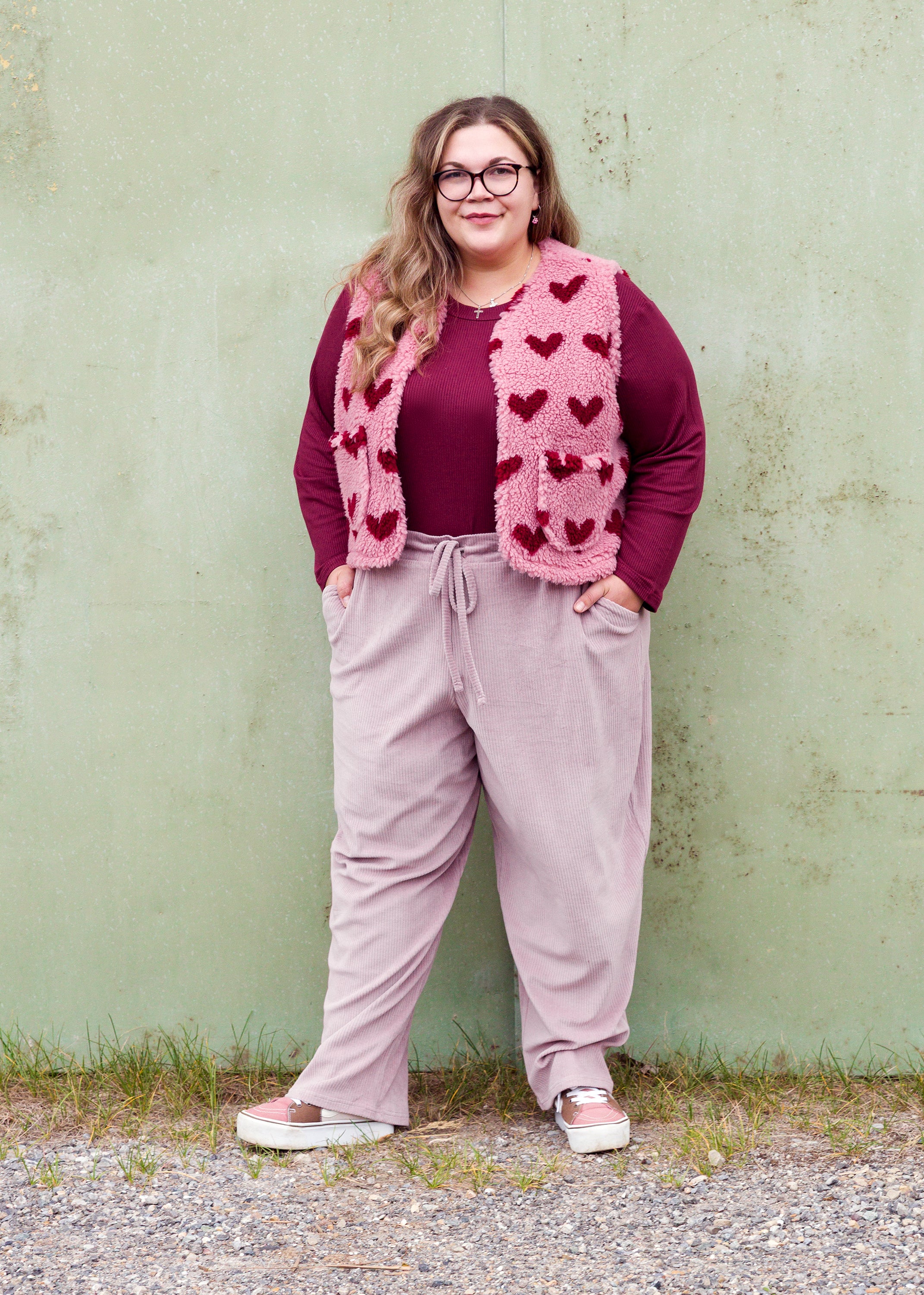 Vroni trägt auf dem Foto 'Theo' Größe 4XL, Rippjersey burgund, 'Waltraut' mit Taschen Größe 4XL/5XL, Muster Plüsch 'Herzchen rosa-rot' und 'Holly' schmales Bein Größe 4XL, Velvet-Cord flieder