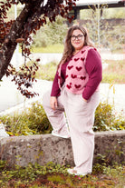 Vroni trägt auf dem Foto 'Theo' Größe 4XL, Rippjersey burgund, 'Waltraut' mit Taschen Größe 4XL/5XL, Muster Plüsch 'Herzchen rosa-rot' und 'Holly' schmales Bein Größe 4XL, Velvet-Cord flieder