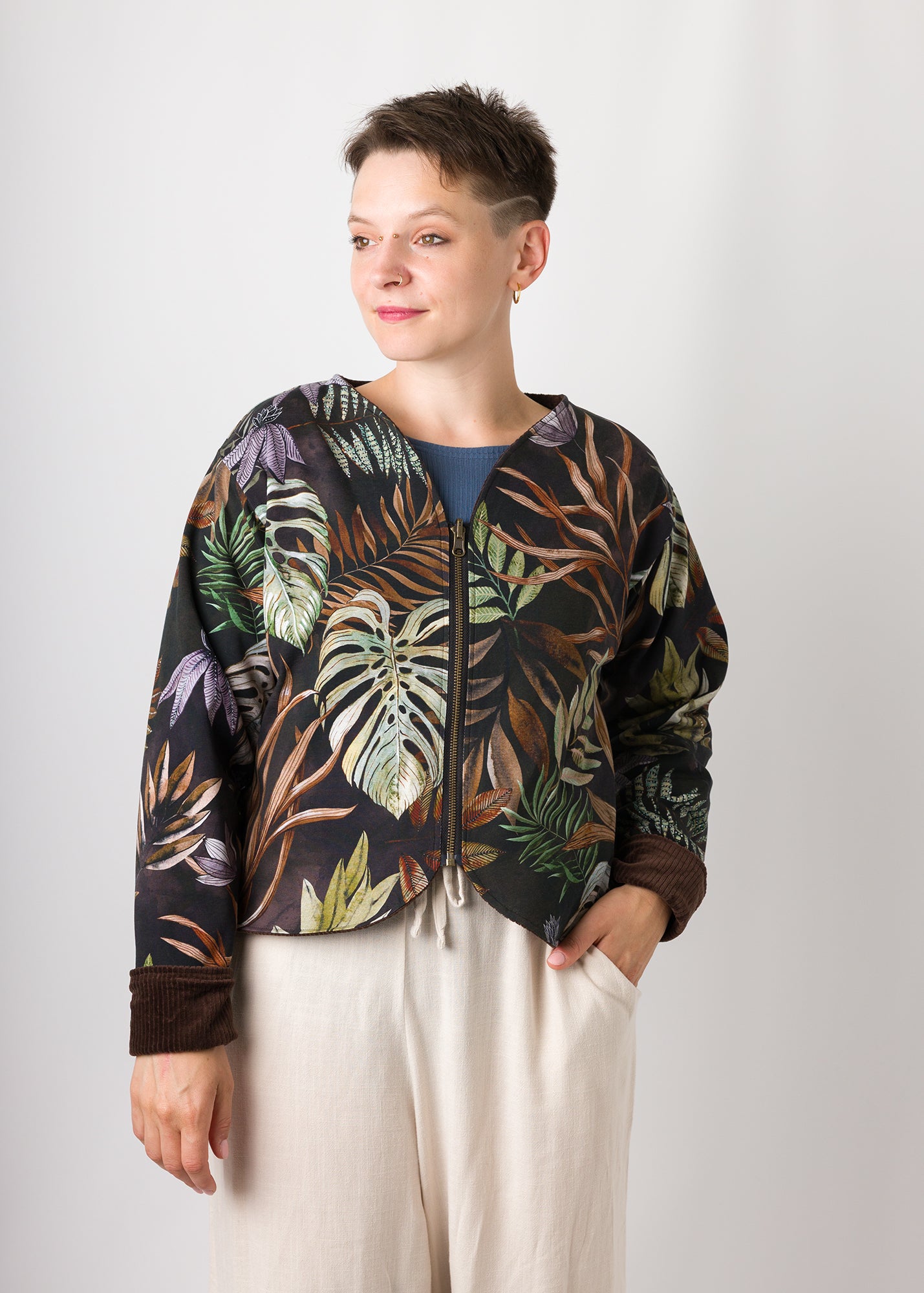 Melly trägt auf dem Foto 'Waldemar' Größe S/M, Velvet-Cord braun/Muster elastisch 'Plantlover'