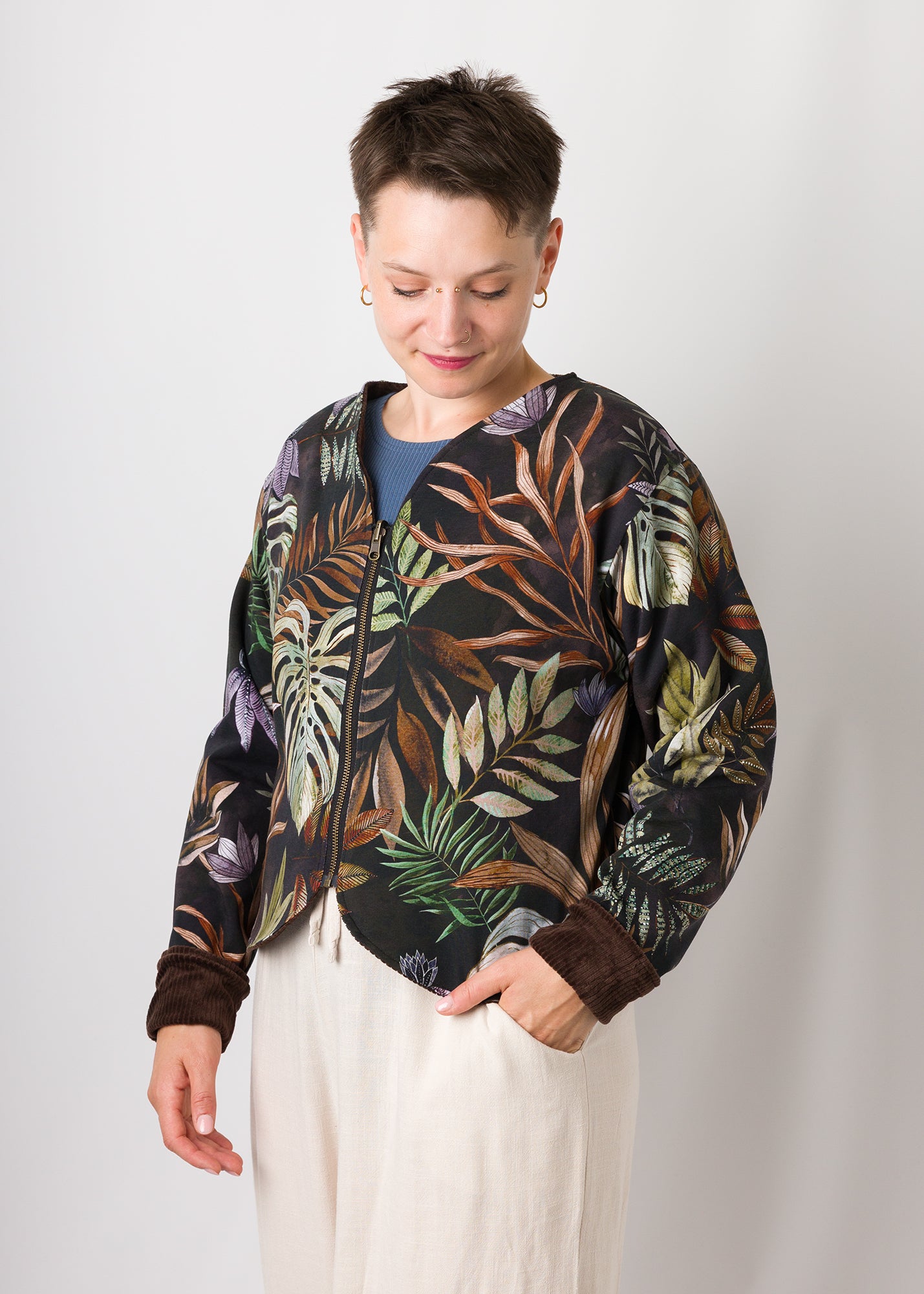 Melly trägt auf dem Foto 'Waldemar' Größe S/M, Velvet-Cord braun/Muster elastisch 'Plantlover'