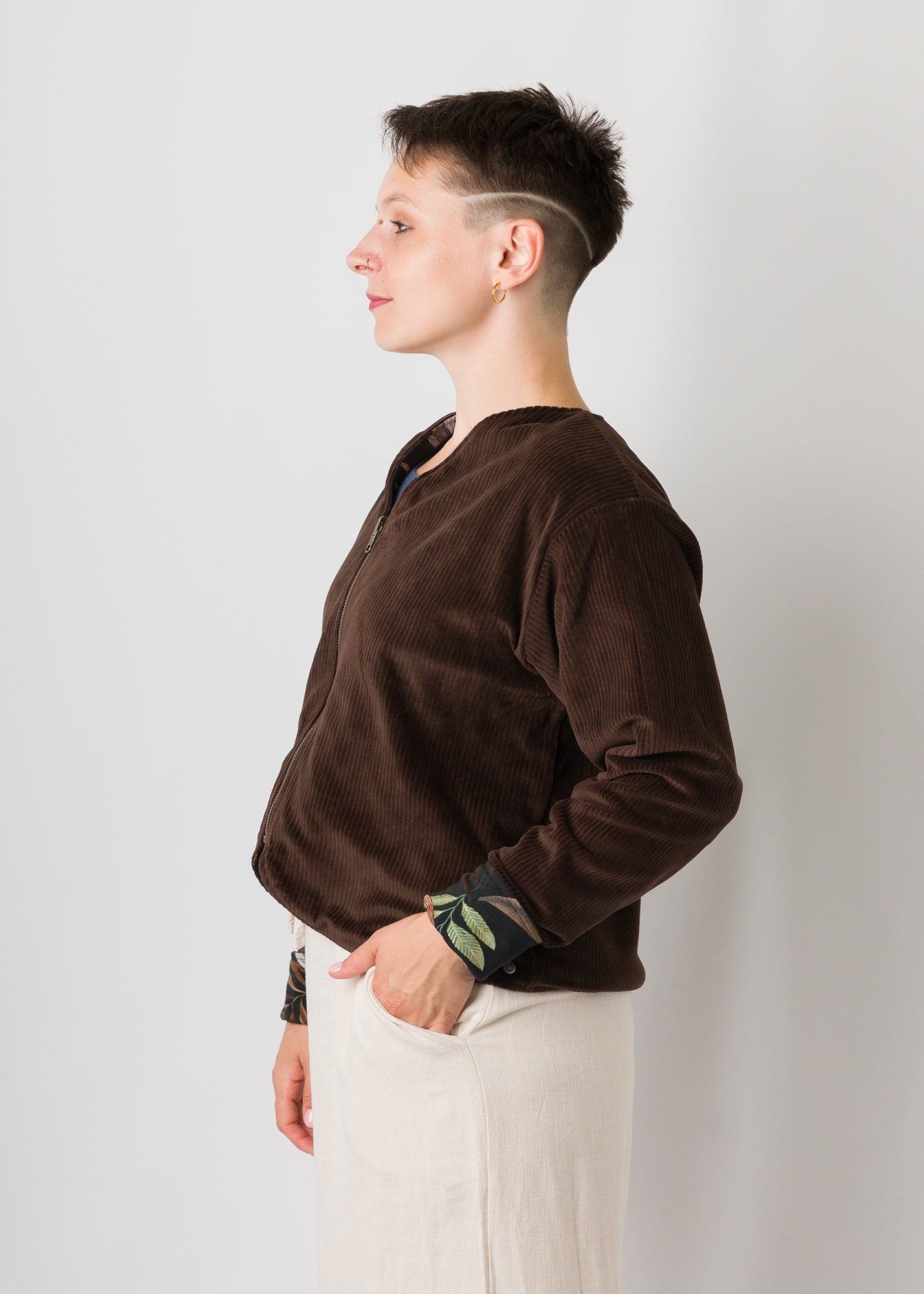 Melly trägt auf dem Foto 'Waldemar' Größe S/M, Velvet-Cord braun/Muster elastisch 'Plantlover'