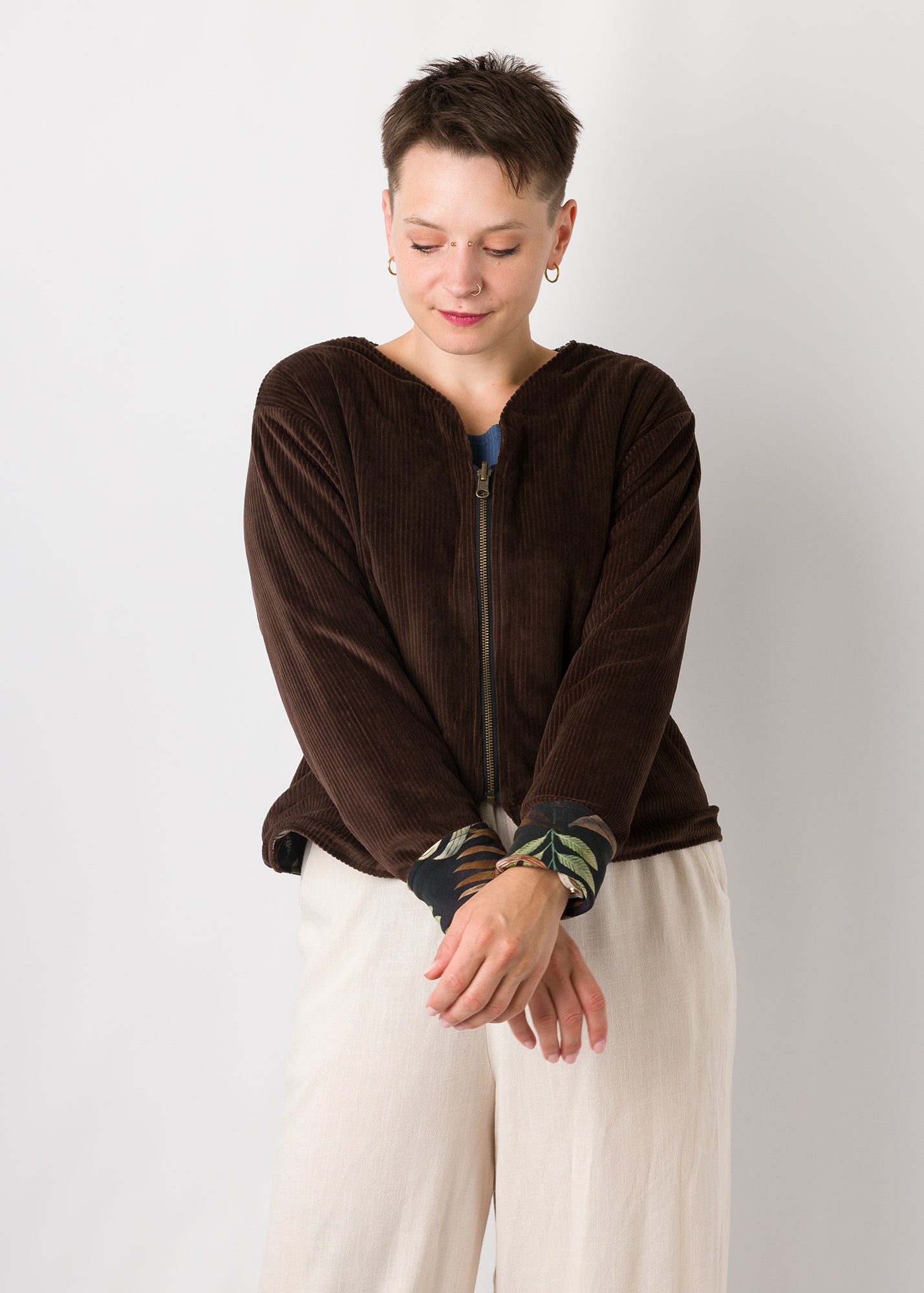 Melly trägt auf dem Foto 'Waldemar' Größe S/M, Velvet-Cord braun/Muster elastisch 'Plantlover'