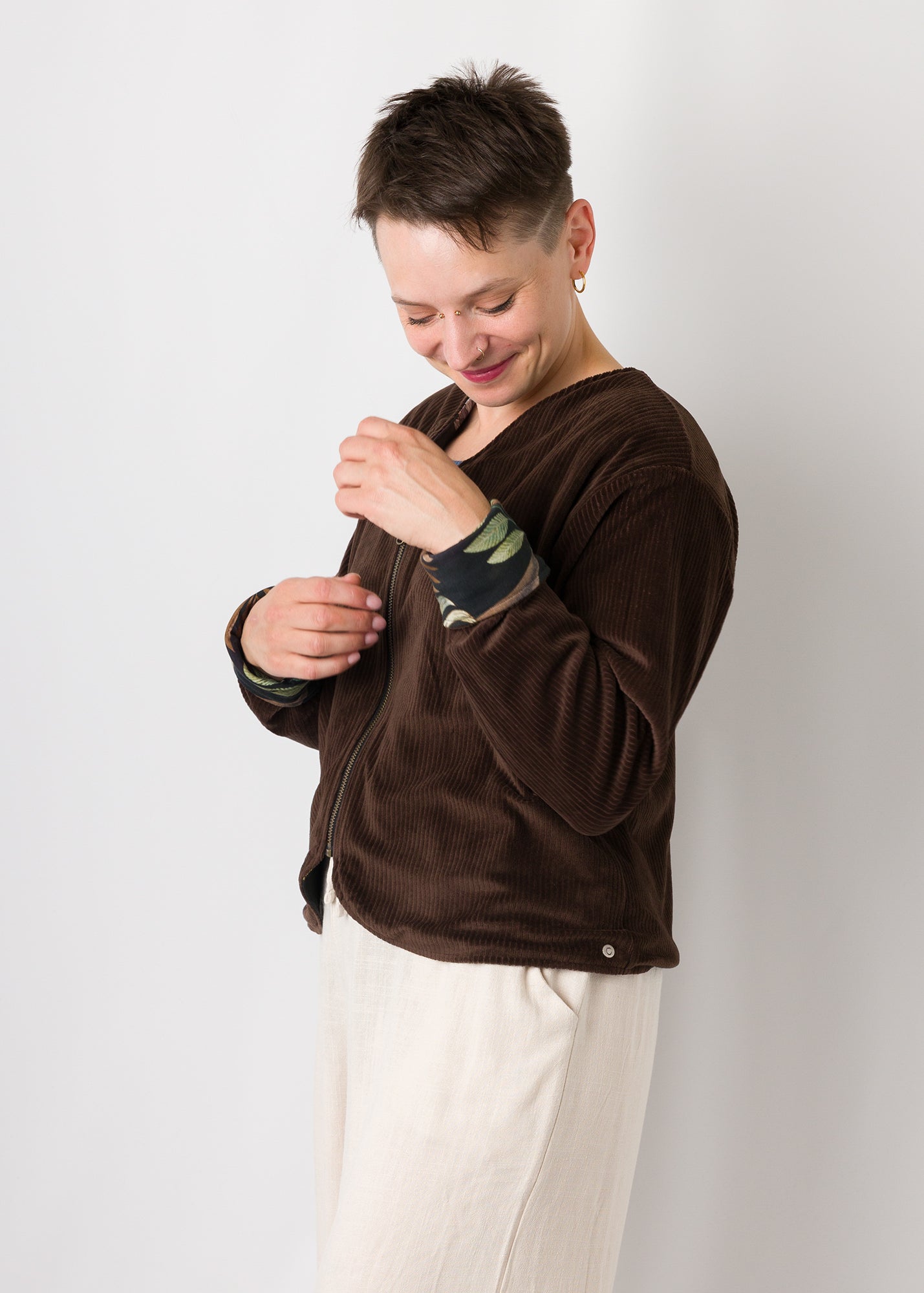 Melly trägt auf dem Foto 'Waldemar' Größe S/M, Velvet-Cord braun/Muster elastisch 'Plantlover'