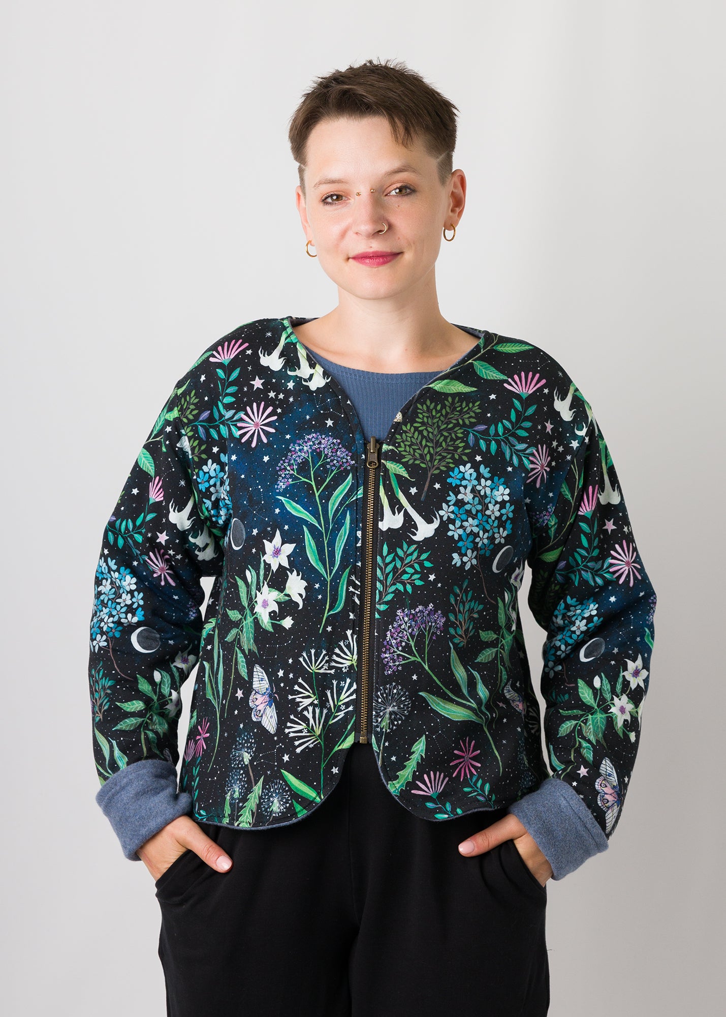 Melly trägt auf dem Foto 'Waldemar' Größe S/M, Fleece jeansblau/Muster elastisch 'Moonlight'