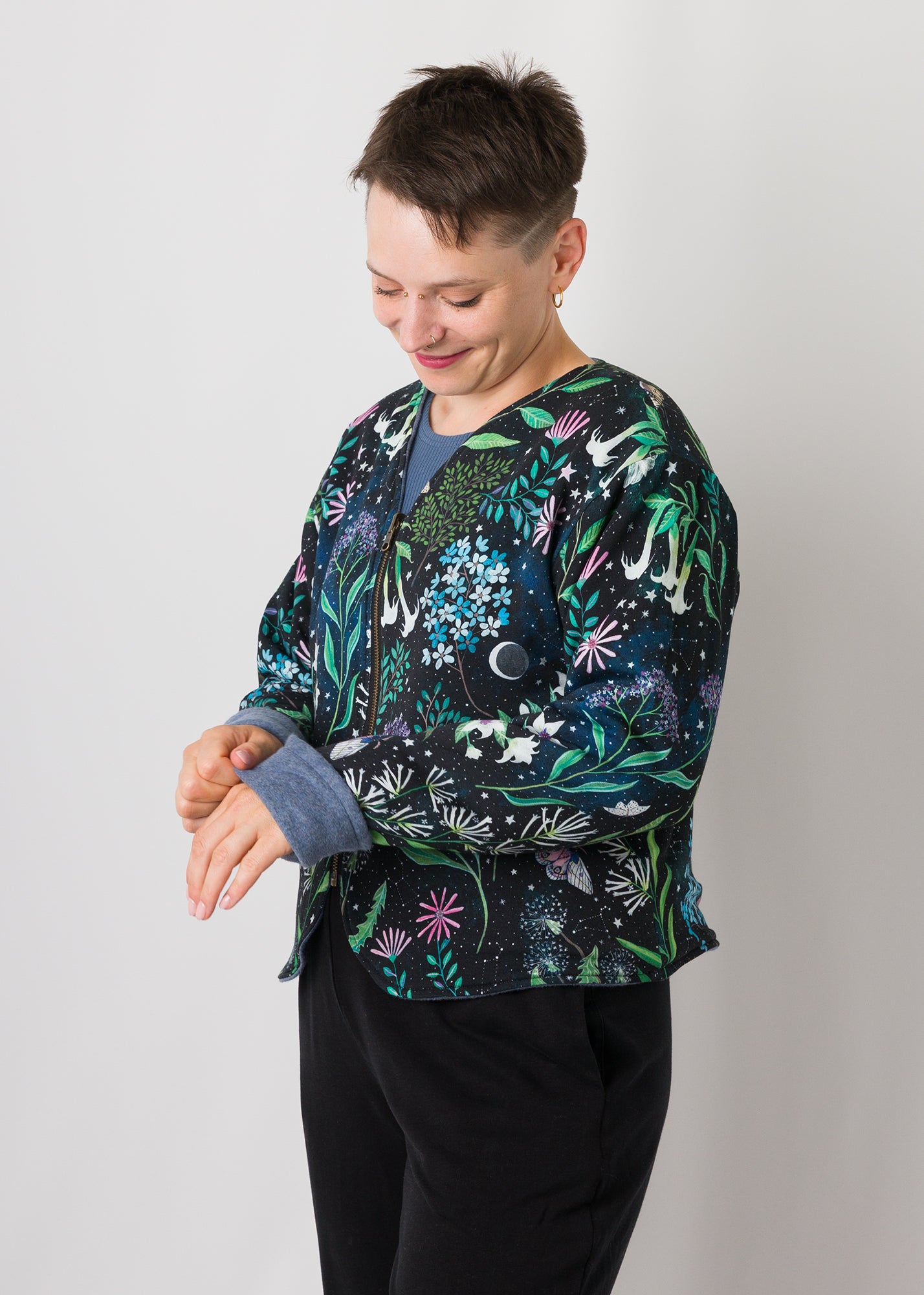 Melly trägt auf dem Foto 'Waldemar' Größe S/M, Fleece jeansblau/Muster elastisch 'Moonlight'