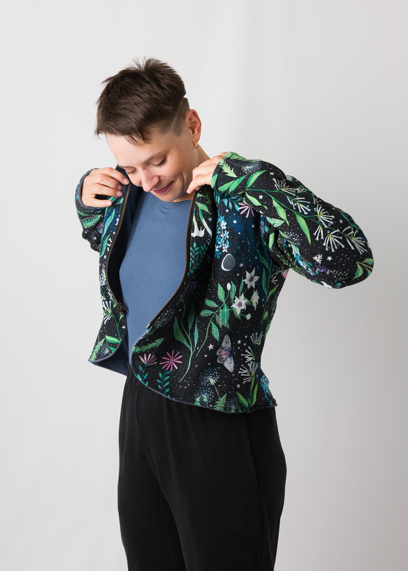 Melly trägt auf dem Foto 'Waldemar' Größe S/M, Fleece jeansblau/Muster elastisch 'Moonlight'