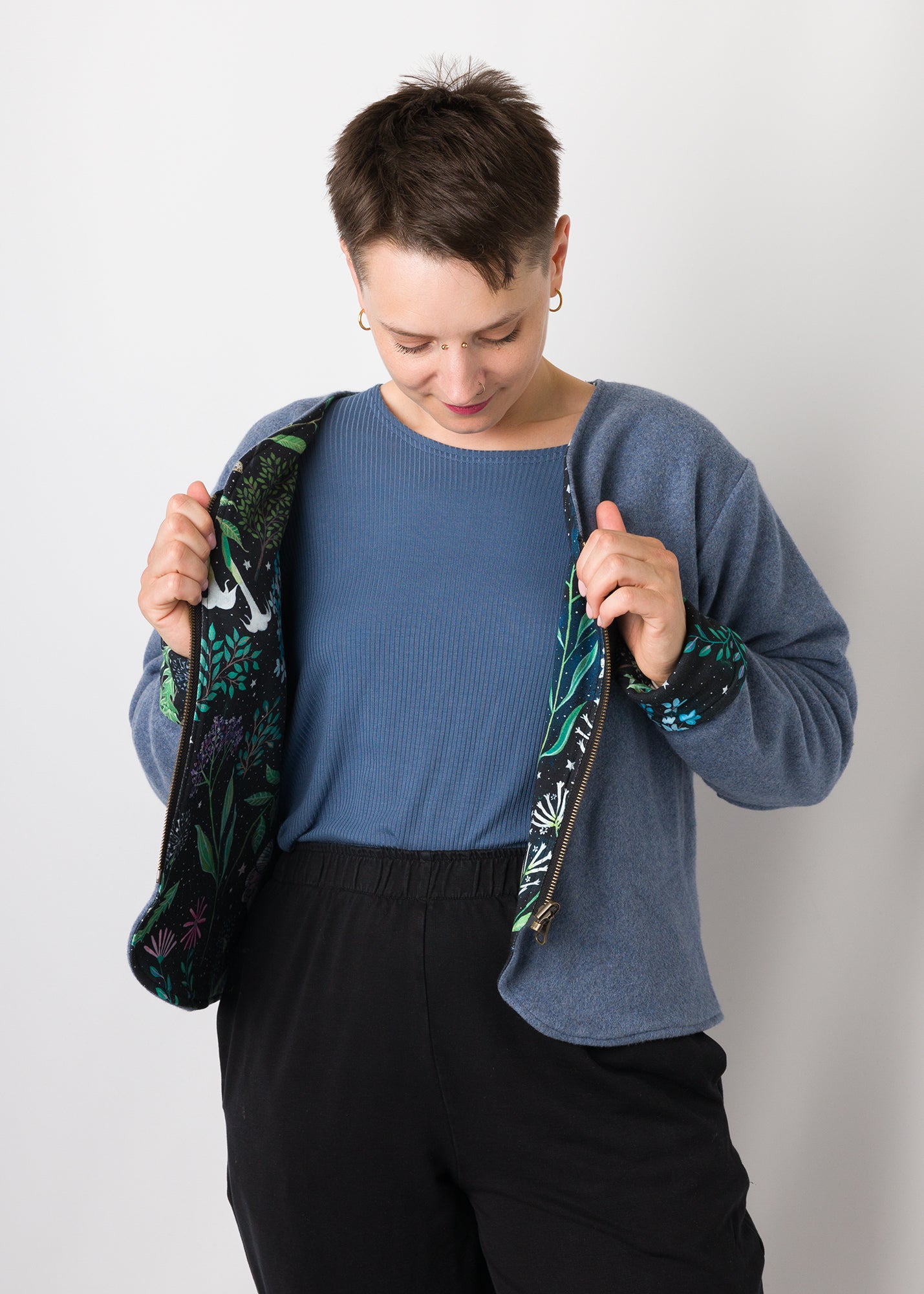 Melly trägt auf dem Foto 'Waldemar' Größe S/M, Fleece jeansblau/Muster elastisch 'Moonlight'