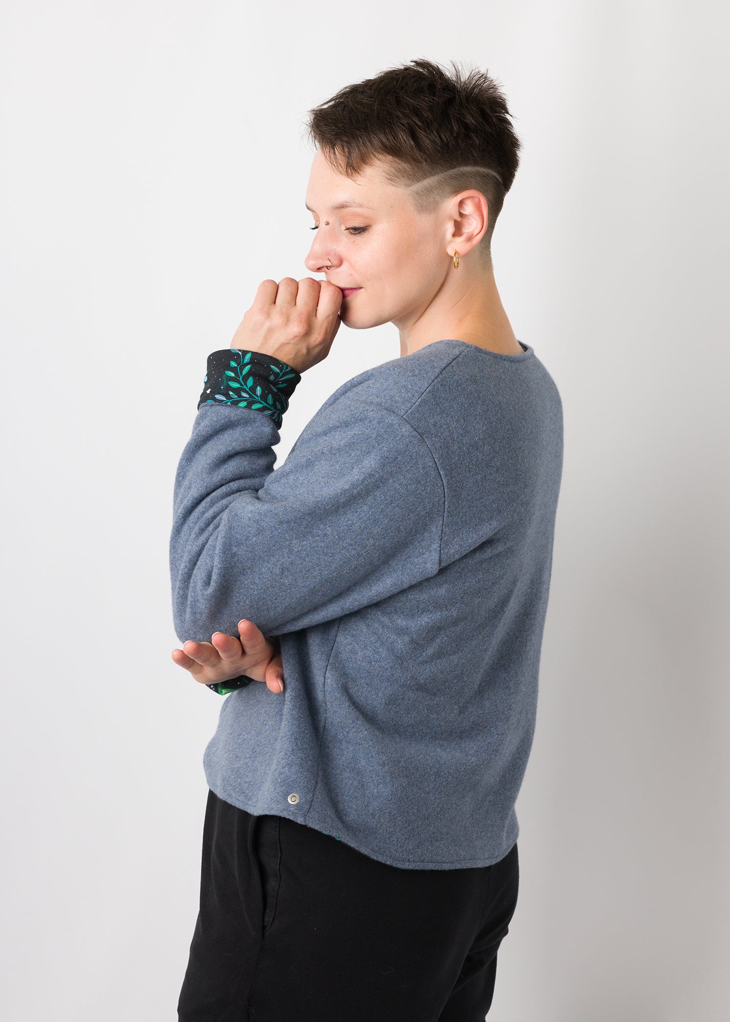 Melly trägt auf dem Foto 'Waldemar' Größe S/M, Fleece jeansblau/Muster elastisch 'Moonlight'