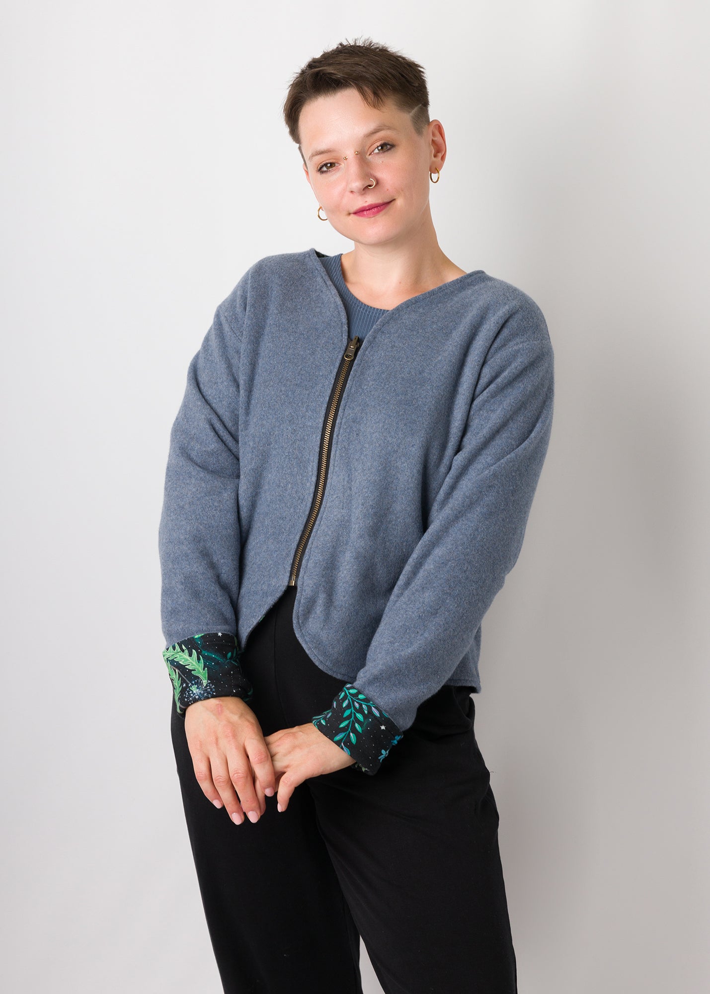 Melly trägt auf dem Foto 'Waldemar' Größe S/M, Fleece jeansblau/Muster elastisch 'Moonlight'