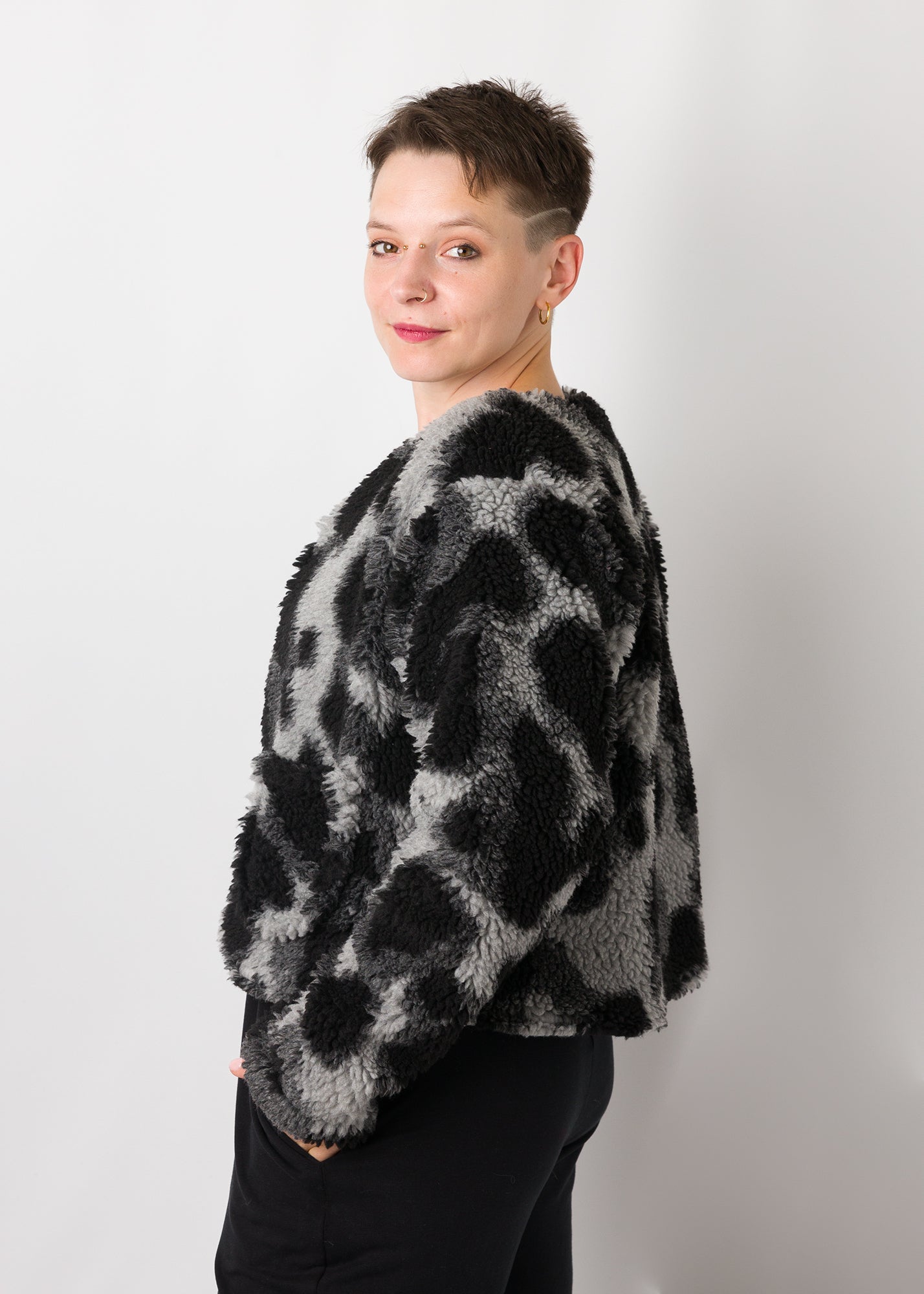 Melly trägt auf dem Foto 'Waldemar' Größe S/M, Plüsch 'Dark Leobert'