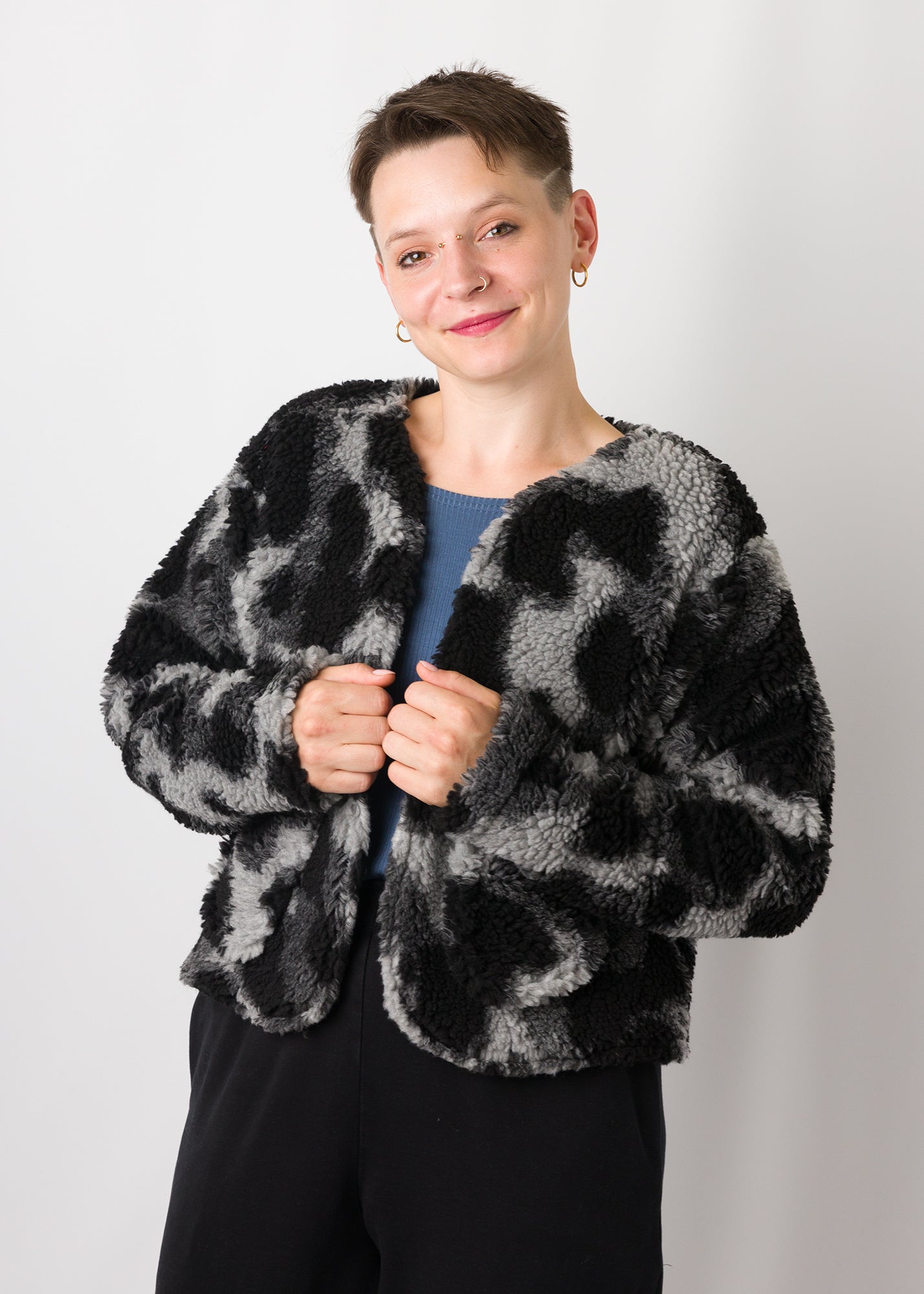 Melly trägt auf dem Foto 'Waldemar' Größe S/M, Plüsch 'Dark Leobert'