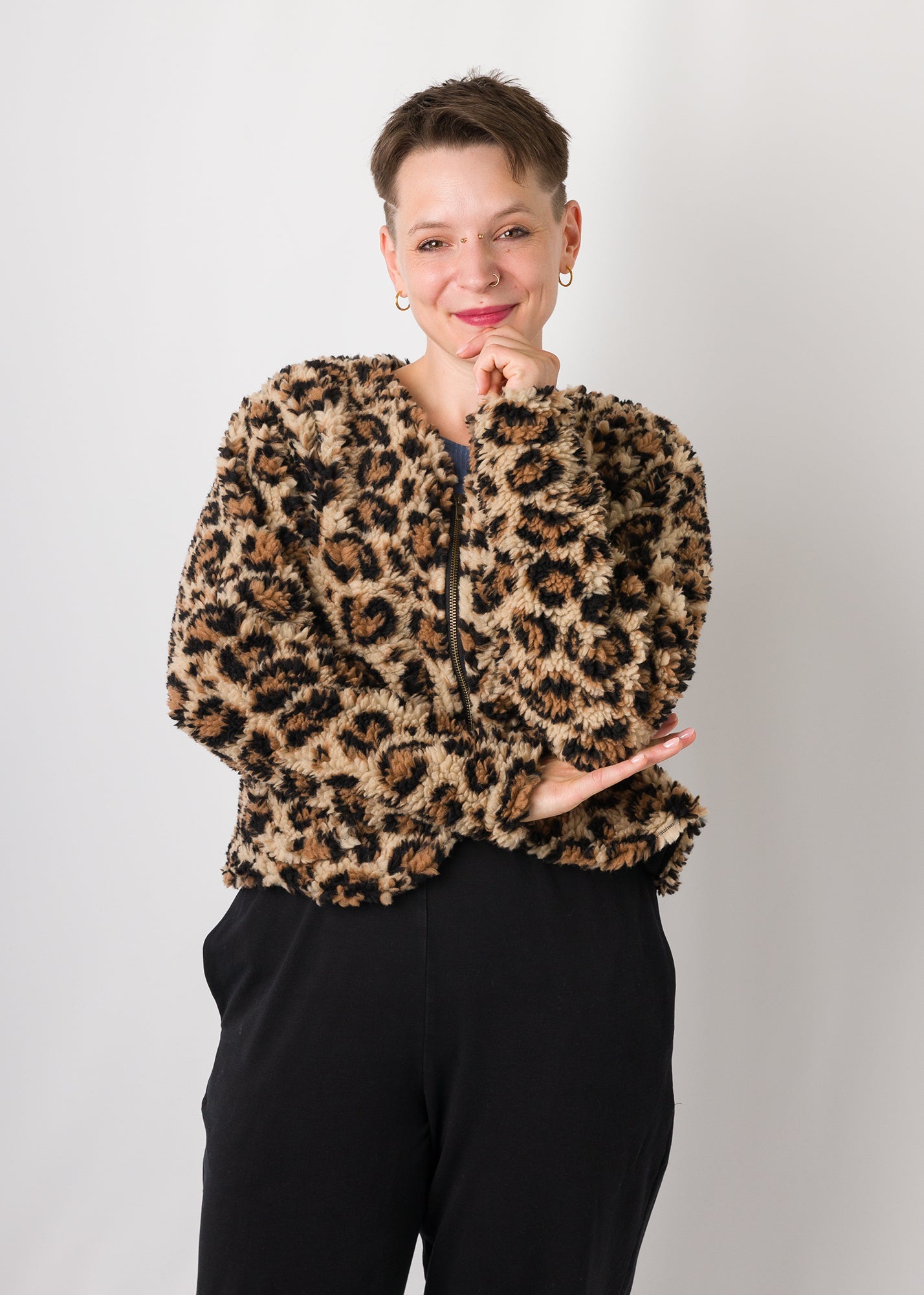 Melly trägt auf dem Foto 'Waldemar' Größe S/M, Plüsch 'Leobertchen'